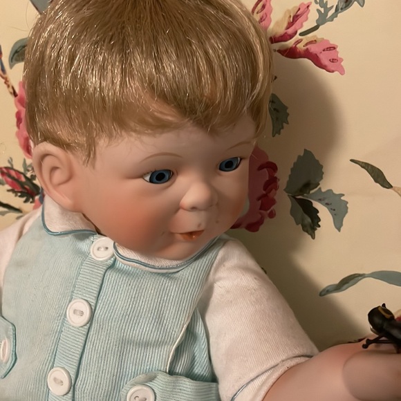 AstonDrake porcelain doll with lighting bug, batteries included, no certificate - Picture 7 of 15